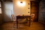 Tavolo per una cenetta romantica all'affittacamere A Barma Drola, a Brusson in Val d'Ayas
