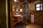 Bagno con doccia dell'affittacamere A Barma Drola, a Brusson in Val d'Ayas